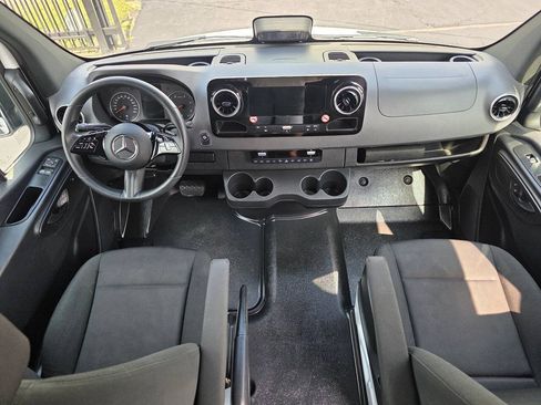 Used 2025 Mercedes-Benz Sprinter 2500 image 8