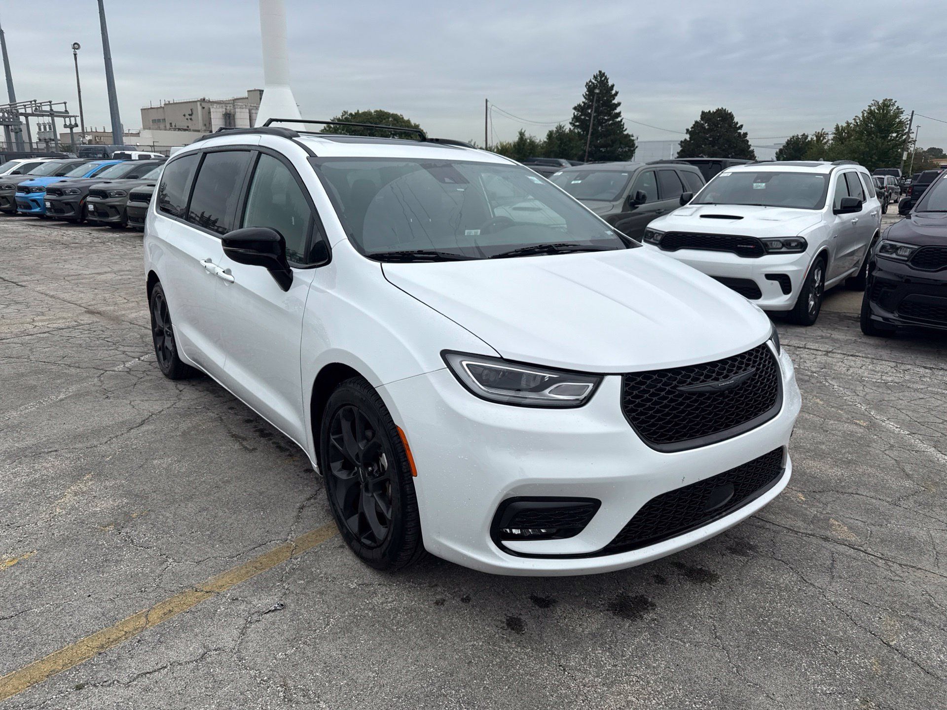 Used 2025 Chrysler Pacifica Limited FWD image 4