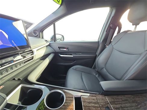 Used 2025 Toyota Sienna Limited image 11