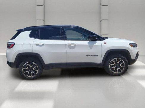 Used 2025 Jeep Compass Trailhawk AWD/4WD image 4