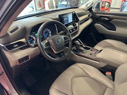 Used 2022 Toyota Highlander Limited FWD image 11