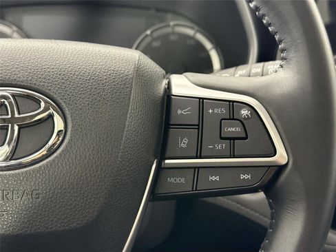 Certified 2023 Toyota Highlander XLE image 18