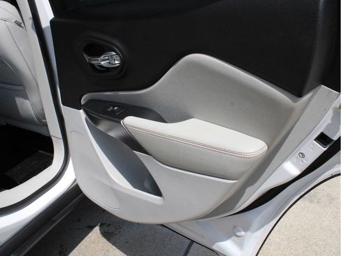 Used 2019 Jeep Cherokee Limited AWD/4WD image 28