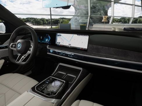 Used 2026 BMW 750e xDrive w/ Executive Package image 40