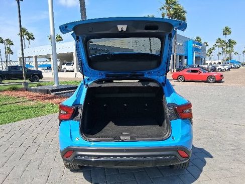 Used 2024 Chevrolet Trax RS w/ Sunroof Package FWD image 6