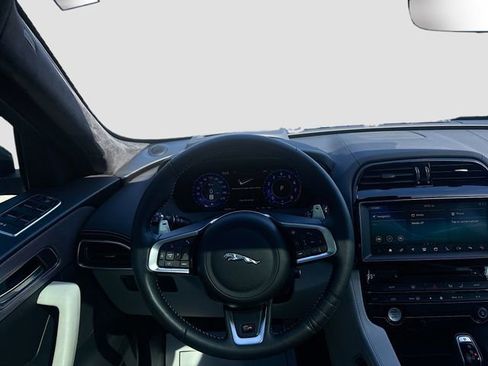 Used 2020 Jaguar F-PACE SVR image 17