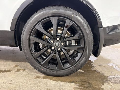 New 2026 Land Rover Discovery Dynamic SE image 29