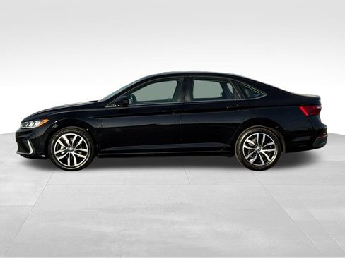 Used 2025 Volkswagen Jetta SE FWD image 2