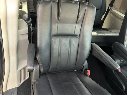 Used 2011 Chrysler Town & Country Touring-L w/ Driver Convenience Group FWD image 13