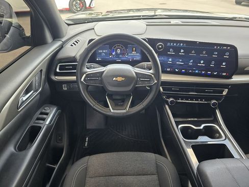 Used 2025 Chevrolet Traverse LT FWD image 14