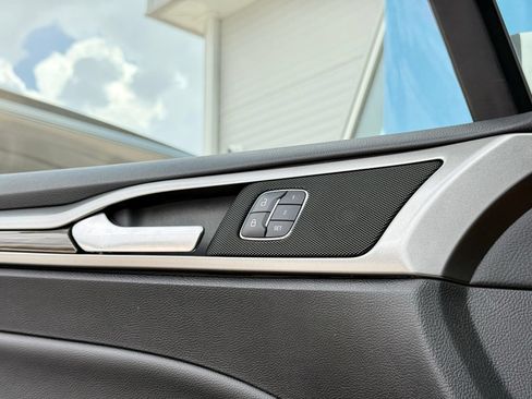Used 2018 Ford Fusion SE w/ Equipment Group 602A FWD image 12