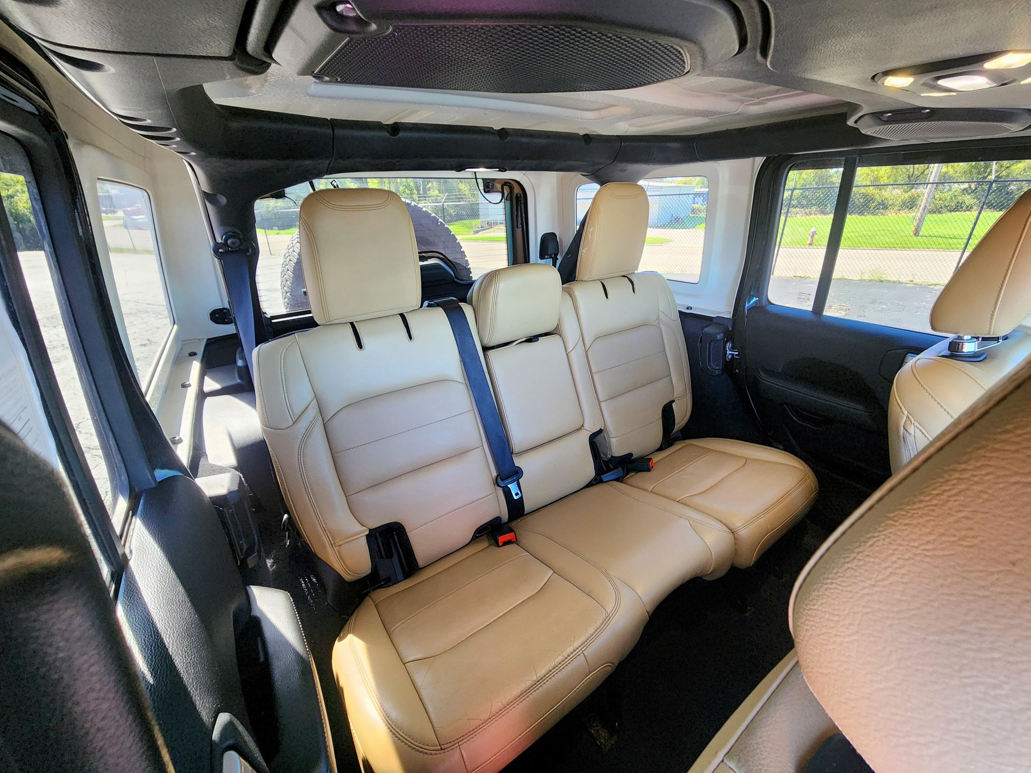 Used 2019 Jeep Wrangler Unlimited Sahara AWD/4WD image 36