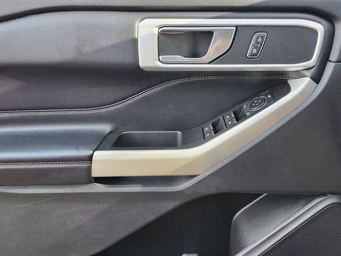 Used 2021 Ford Explorer XLT image 27