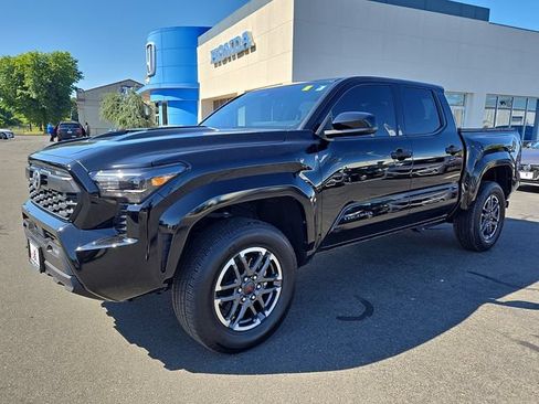 Used 2025 Toyota Tacoma TRD Sport AWD/4WD image 3