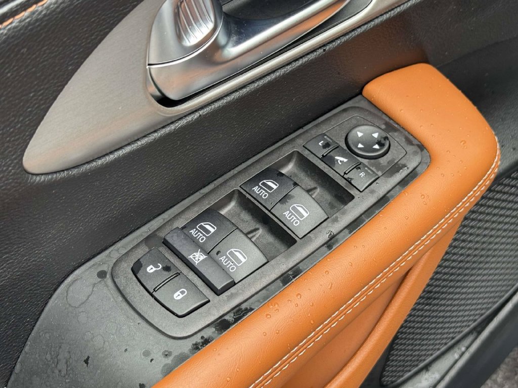 Used 2025 Chrysler Pacifica Pinnacle FWD image 25