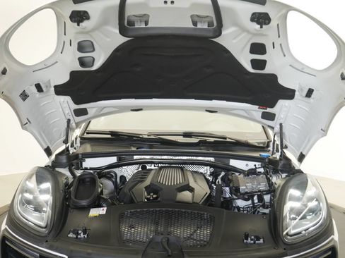 Certified 2023 Porsche Macan AWD/4WD image 13