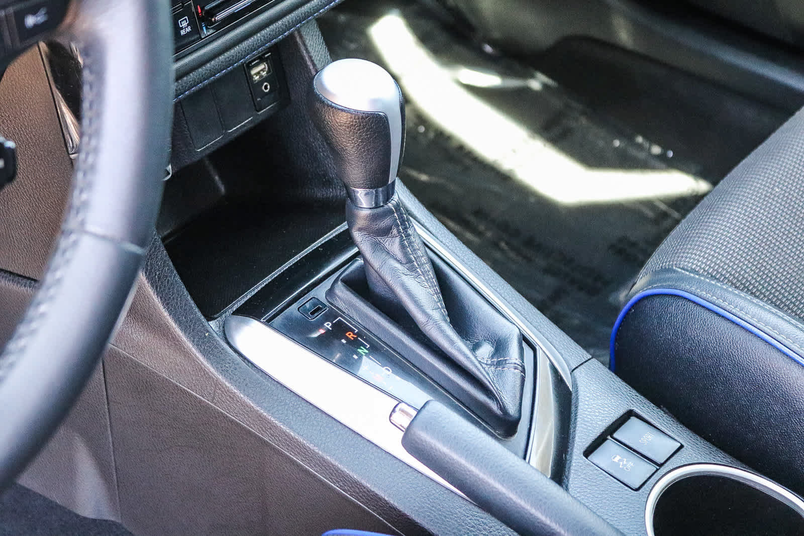 Used 2019 Toyota Corolla SE w/ Carpet Mat Package (TMS) FWD image 16
