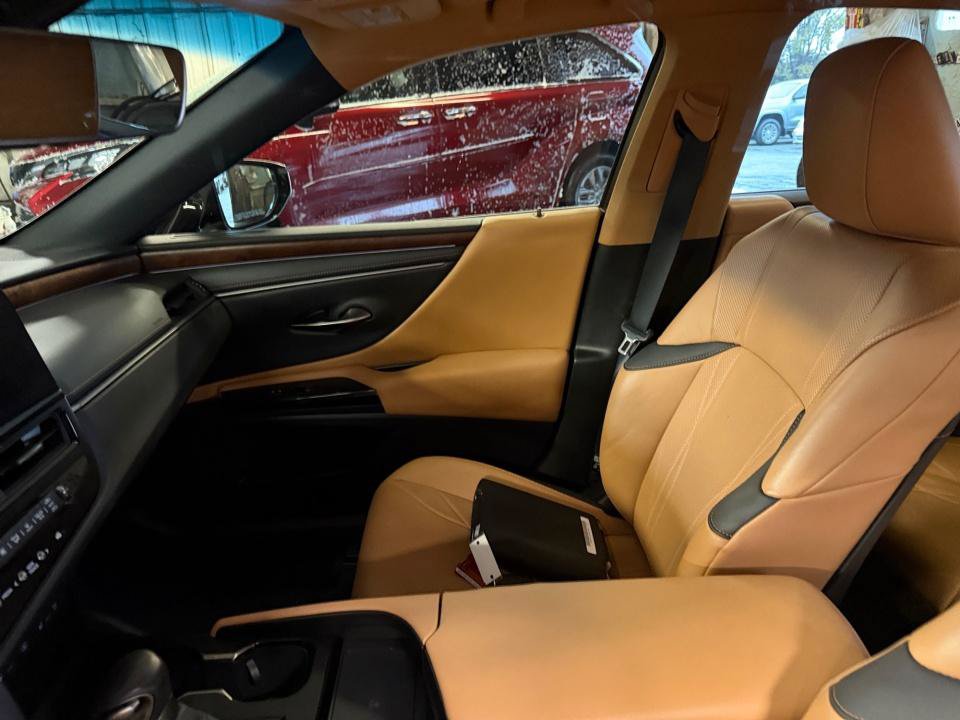 Used 2025 Lexus ES 300h w/ Technology Package FWD image 32