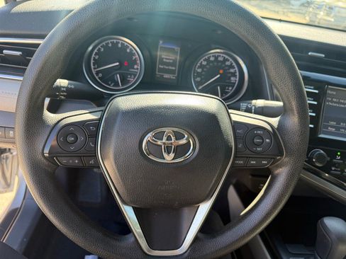 Used 2018 Toyota Camry LE image 11