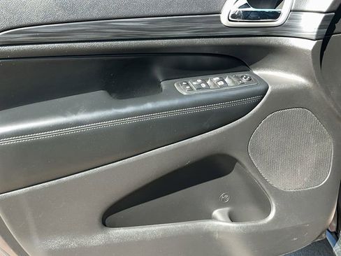 Used 2020 Jeep Grand Cherokee Laredo w/ Laredo X Package image 12