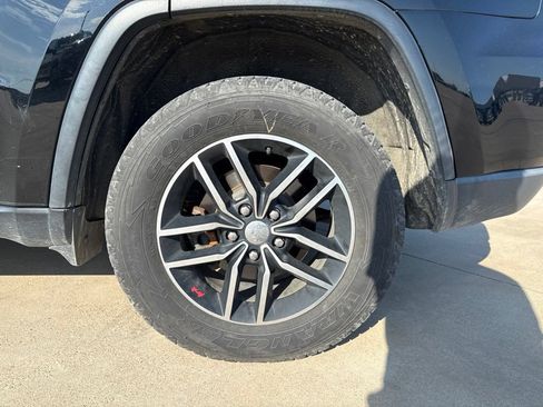 Used 2018 Jeep Grand Cherokee Trailhawk AWD/4WD image 9