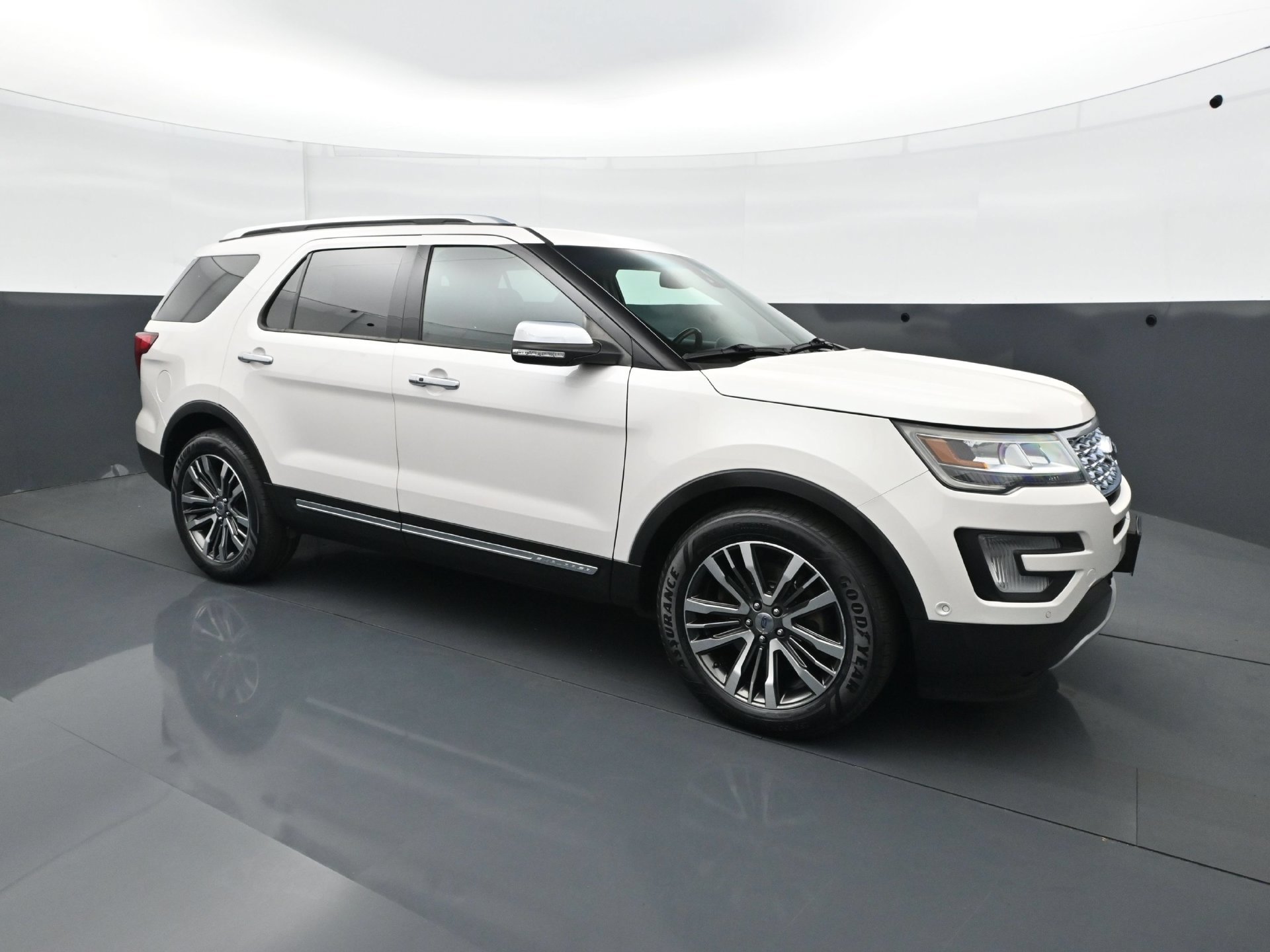 Used 2017 Ford Explorer Platinum AWD/4WD image 9