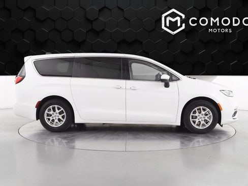 Used 2023 Chrysler Pacifica Touring-L image 2