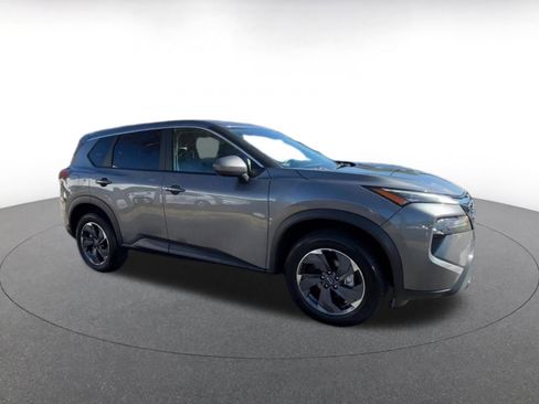 Used 2025 Nissan Rogue SV image 2