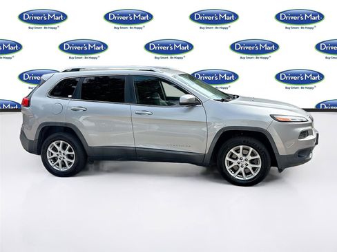 Used 2017 Jeep Cherokee Latitude w/ Cold Weather Group AWD/4WD image 8