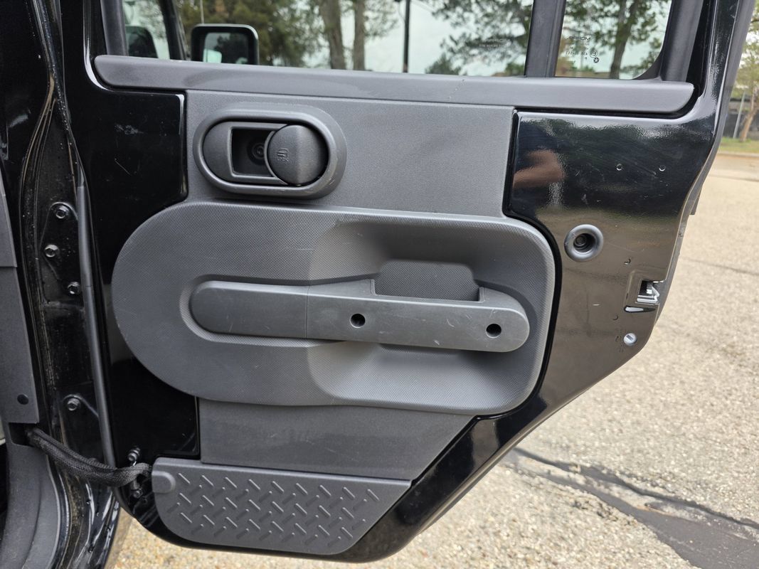 Used 2010 Jeep Wrangler Unlimited Sahara w/ Dual Top Group AWD/4WD image 20
