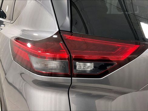 Used 2023 Nissan Rogue SV image 33