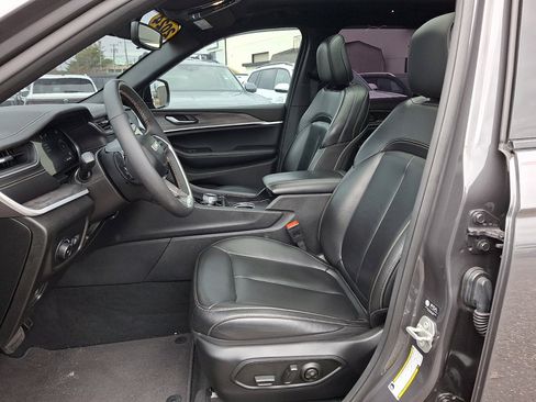 Used 2024 Jeep Grand Cherokee Limited w/ Black Appearance Package image 24