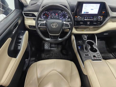 Used 2023 Toyota Highlander XLE AWD/4WD image 4