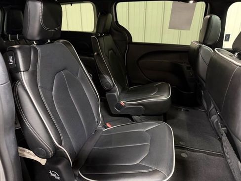 Used 2025 Chrysler Pacifica Limited FWD image 27