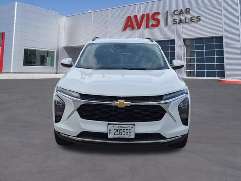 Used 2025 Chevrolet Trax LT w/ LT Convenience Package FWD image 2
