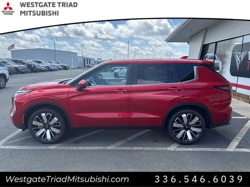 New 2025 Mitsubishi Outlander SE image 6
