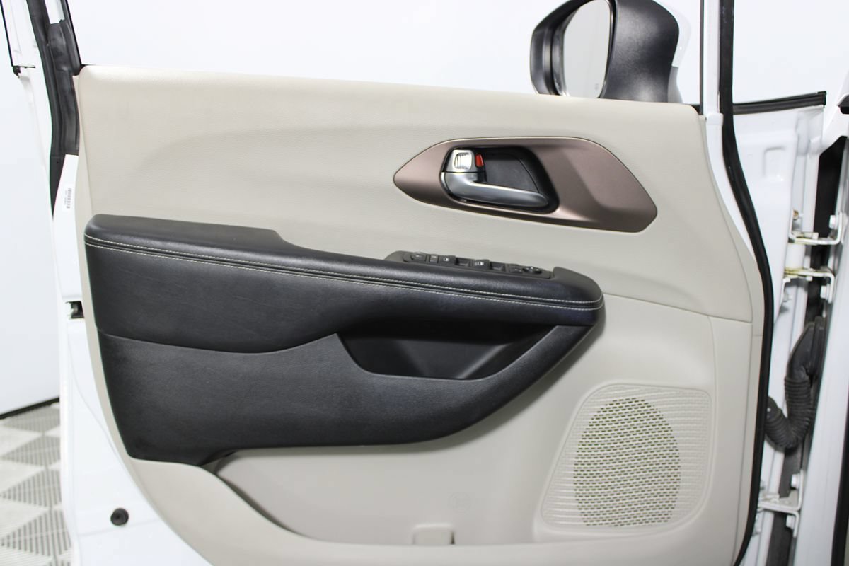 Used 2023 Chrysler Voyager LX FWD image 5