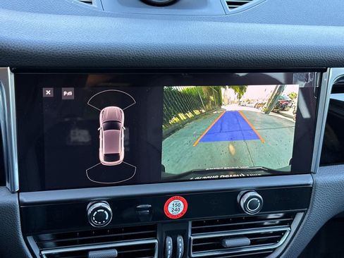Certified 2025 Porsche Macan AWD/4WD image 21