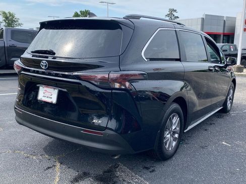 Used 2025 Toyota Sienna XLE FWD image 17
