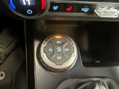 Used 2025 Ford Bronco Badlands image 19