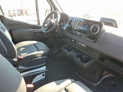 Used 2025 Mercedes-Benz Sprinter 2500 image 12