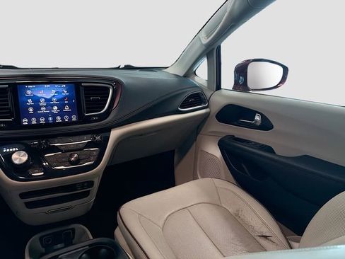 Used 2019 Chrysler Pacifica Limited image 22