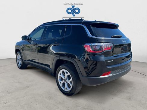 Used 2025 Jeep Compass Latitude AWD/4WD image 4