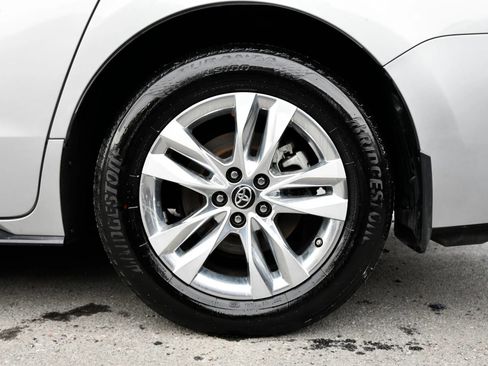 Used 2024 Toyota Sienna Limited image 26