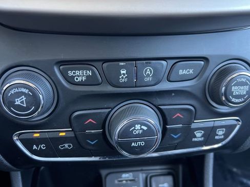 Used 2018 Jeep Cherokee Limited w/ Technology Group image 23