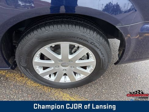 Used 2016 Chrysler Town & Country Touring image 5