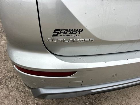 Used 2025 Mitsubishi Outlander SE image 50