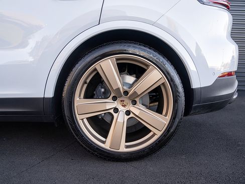 Certified 2025 Porsche Cayenne Coupe AWD/4WD image 25