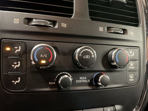 Used 2016 Dodge Grand Caravan SXT FWD image 19