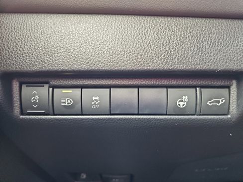 Used 2021 Toyota Venza XLE w/ Softex Package image 26